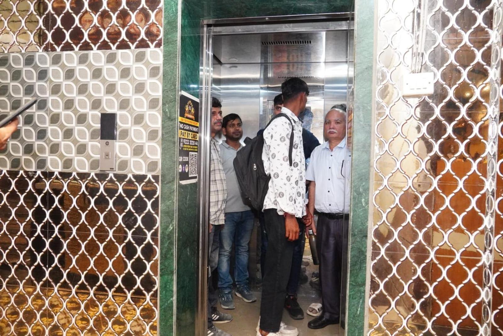 Hotel Golden Plaza Vashi Bagian luar foto