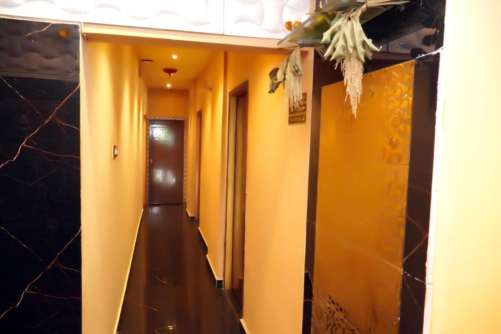 Hotel Golden Plaza Vashi Bagian luar foto