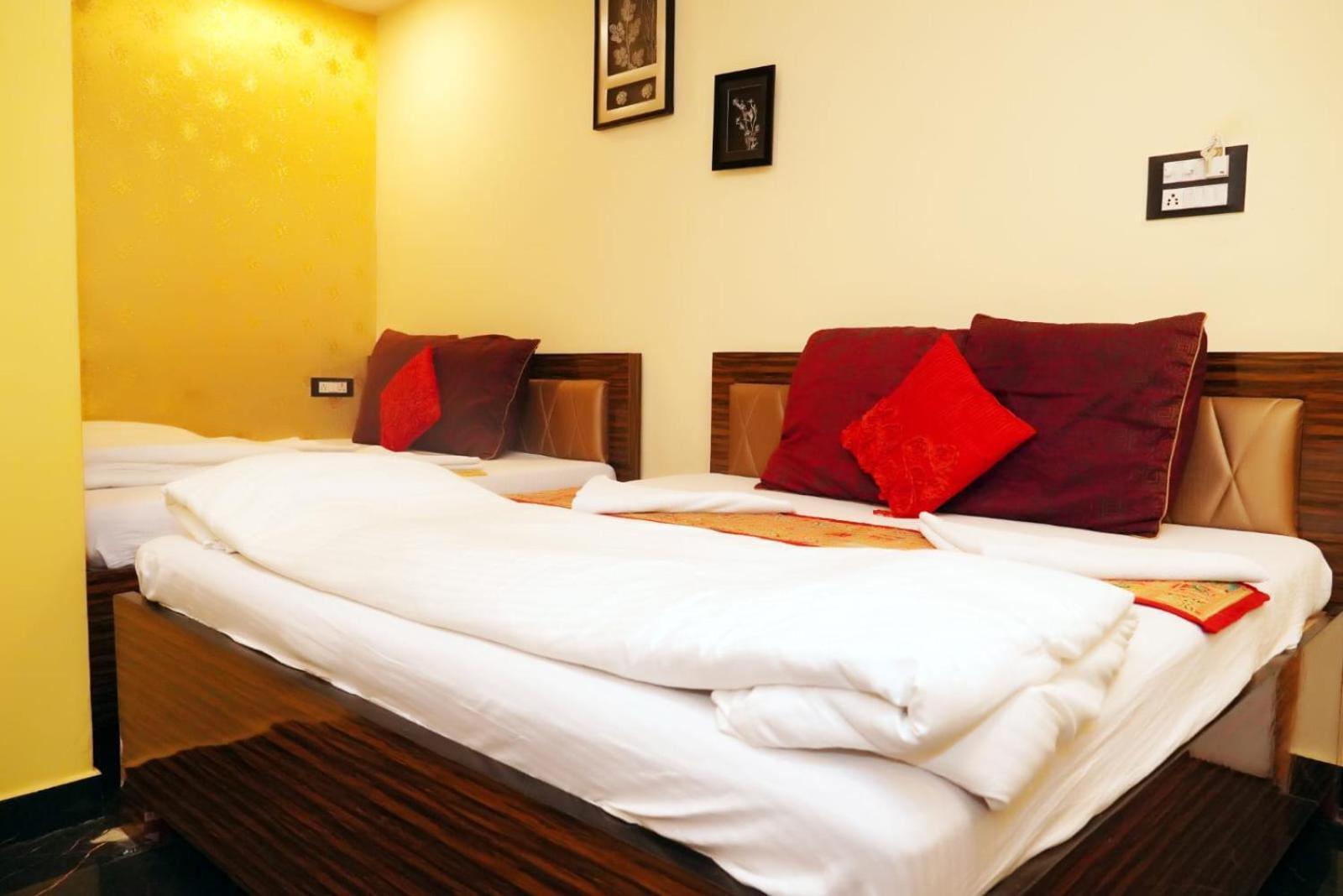 Hotel Golden Plaza Vashi Bagian luar foto