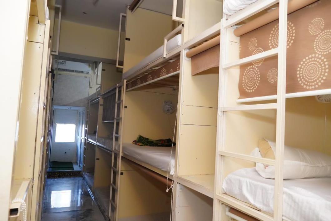 Hotel Golden Plaza Vashi Bagian luar foto